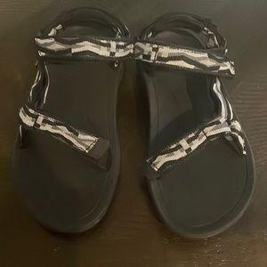 SOLD 🔴 
Kids black Teva sandal. Worn 1-2 times. In excellent condition